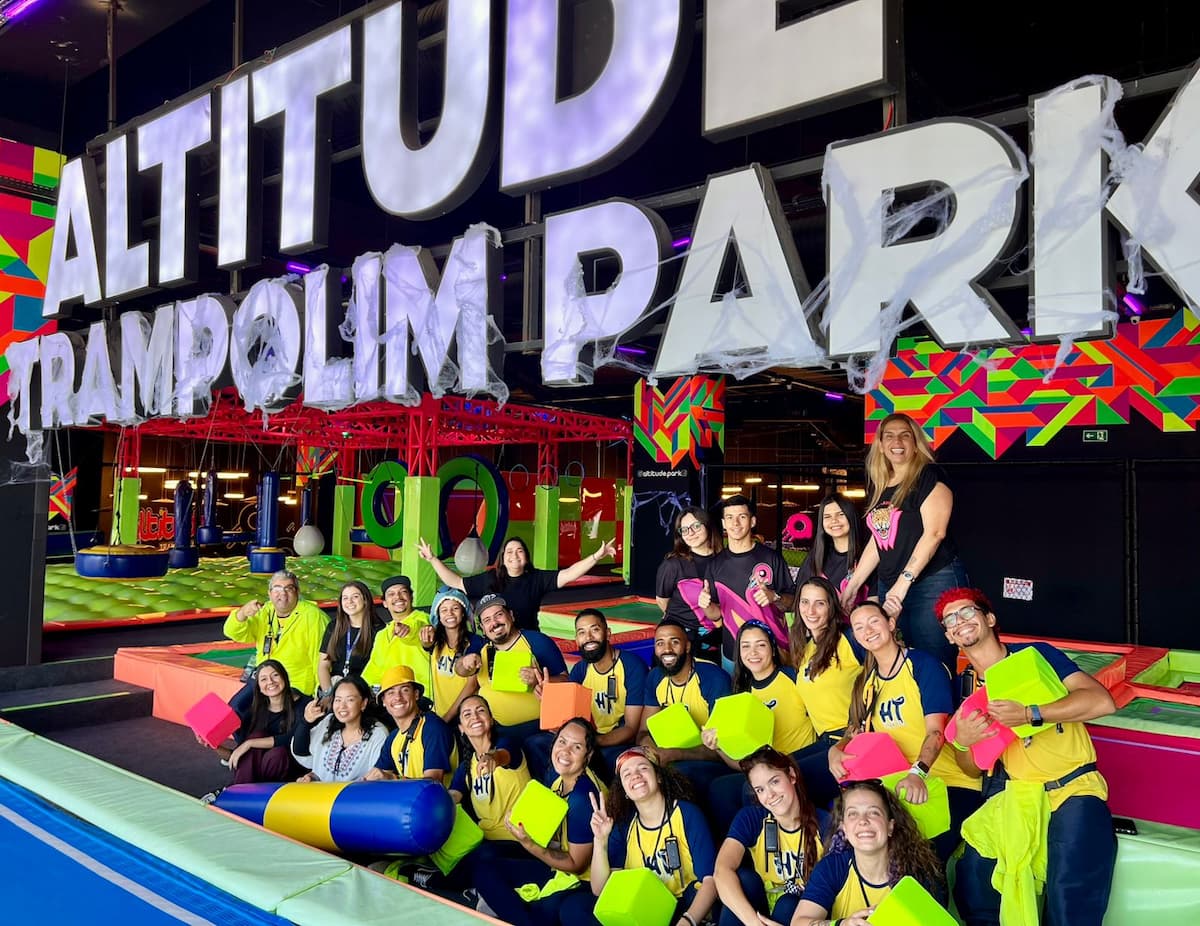 Família comemorando no parque com balões e ambientação de festa Família comemorando no parque com balões e ambientação de festa